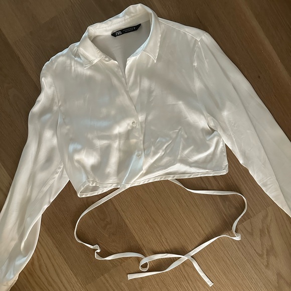 Zara Tops - Zara silk cropped button down